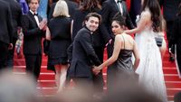 Potret Mesra Brooklyn Beckham dan Hana Cross di Red Carpet Cannes