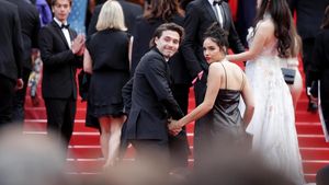 Potret Mesra Brooklyn Beckham dan Hana Cross di Red Carpet Cannes