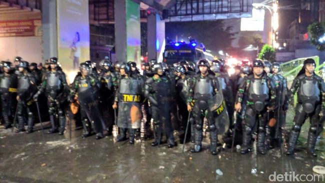 Berita TNI Ikut Terjun Kendalikan Massa yang Ricuh di Tanah Abang Sabtu 24 Agustus 2019 Berita TNI Ikut Terjun Kendalikan Massa yang Ricuh di Tanah Abang Sabtu 24 Agustus 2019