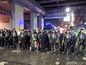 TNI Ikut Terjun Kendalikan Massa yang Ricuh di Tanah Abang