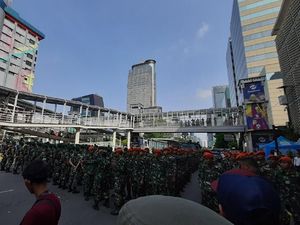 Personel TNI Mulai Siaga di Depan Bawaslu Personel TNI Mulai Siaga di Depan Bawaslu