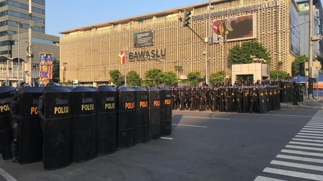 Berita Massa Aksi 22 Mei Mulai Berkumpul, Polisi Siaga di Depan Bawaslu Minggu 16 Juni 2019 Berita Massa Aksi 22 Mei Mulai Berkumpul, Polisi Siaga di Depan Bawaslu Minggu 16 Juni 2019