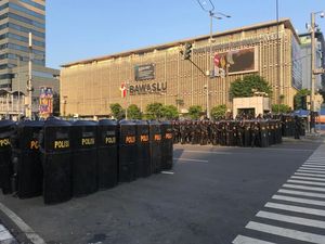 Massa Aksi 22 Mei Mulai Berkumpul, Polisi Siaga di Depan Bawaslu Massa Aksi 22 Mei Mulai Berkumpul, Polisi Siaga di Depan Bawaslu