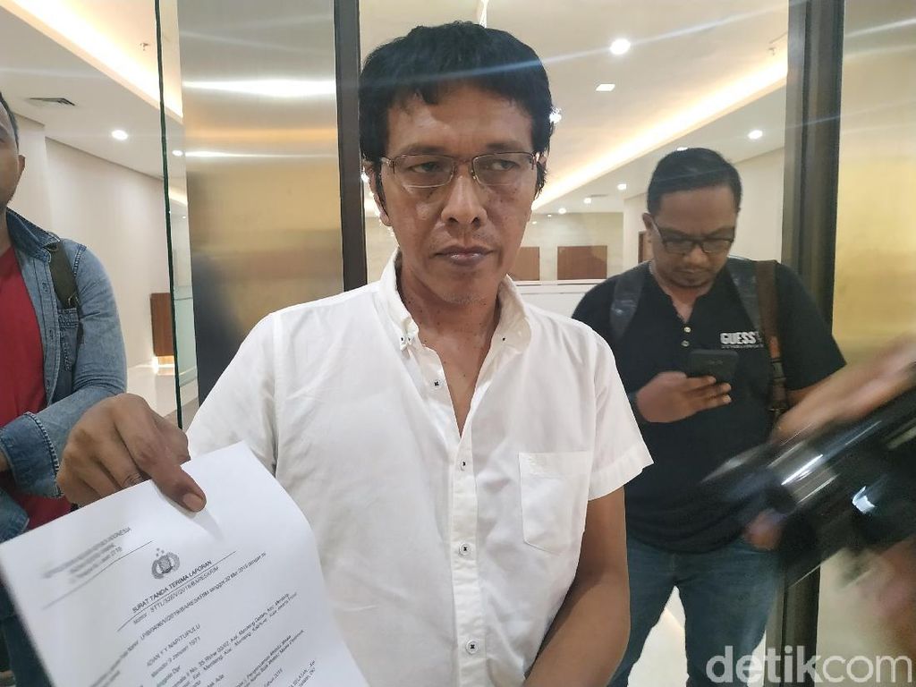 Video: Dijenguk Sahabat, Adian Napitupulu Ungkap Kondisi Kesehatannya Video: Dijenguk Sahabat, Adian Napitupulu Ungkap Kondisi Kesehatannya