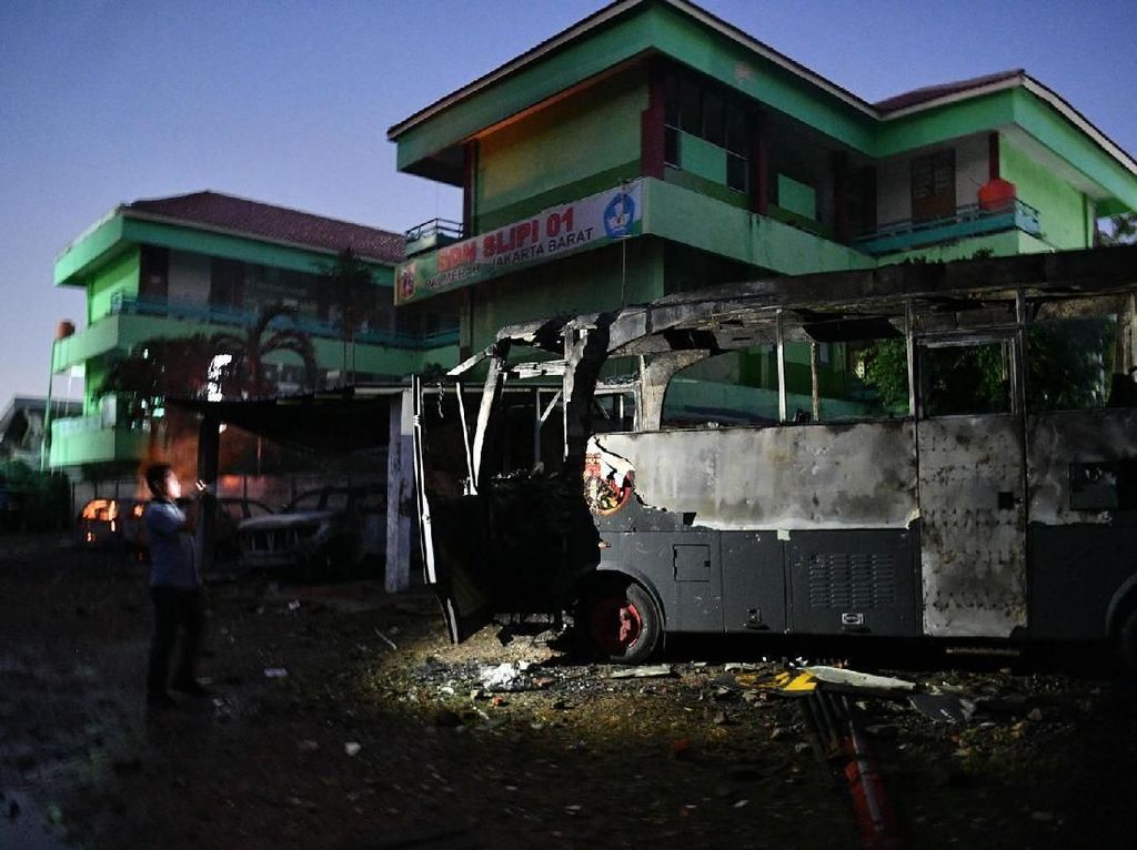 Kapolri: Kelompok Perusuh Semalam Beda dengan Massa Demo Bawaslu Kapolri: Kelompok Perusuh Semalam Beda dengan Massa Demo Bawaslu