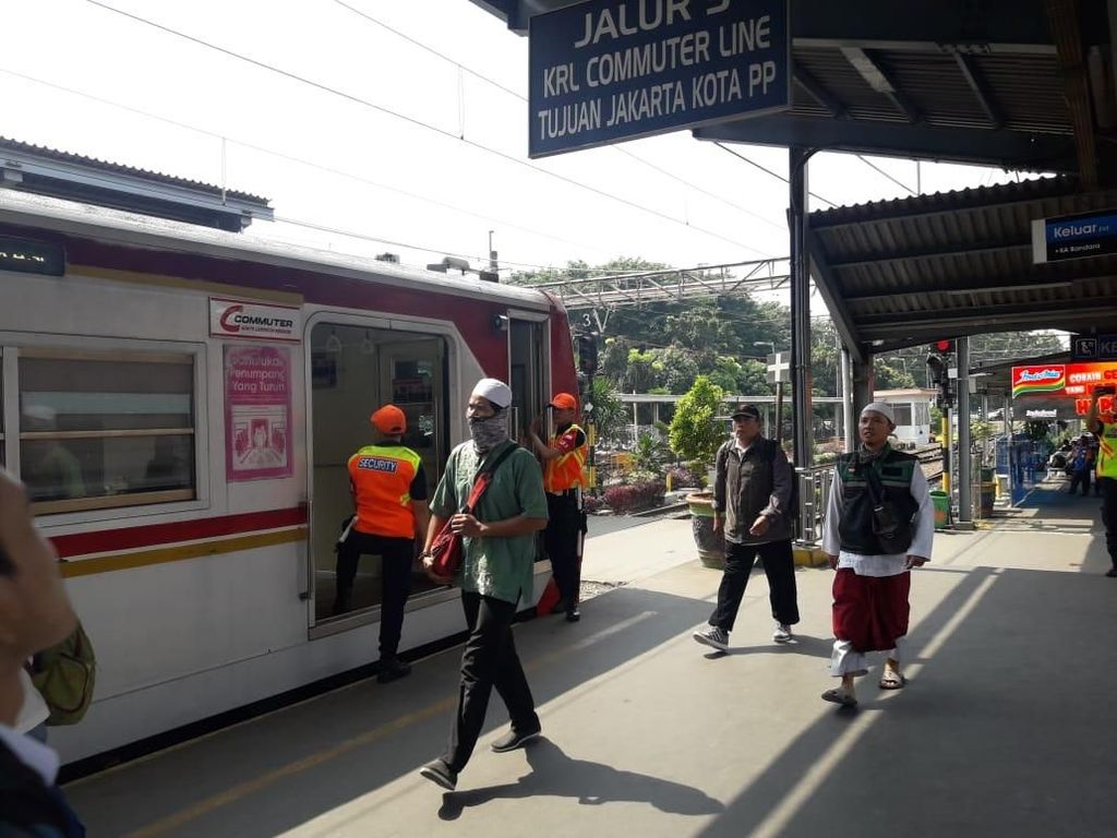 Stasiun Bekasi Mulai Dipenuhi Massa yang Hendak Ikut Aksi 22 Mei Stasiun Bekasi Mulai Dipenuhi Massa yang Hendak Ikut Aksi 22 Mei