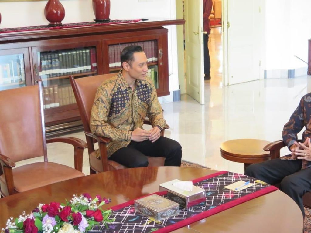 Ke Istana Bogor, AHY Jadi Jembatan Komunikasi Jokowi dan SBY Ke Istana Bogor, AHY Jadi Jembatan Komunikasi Jokowi dan SBY