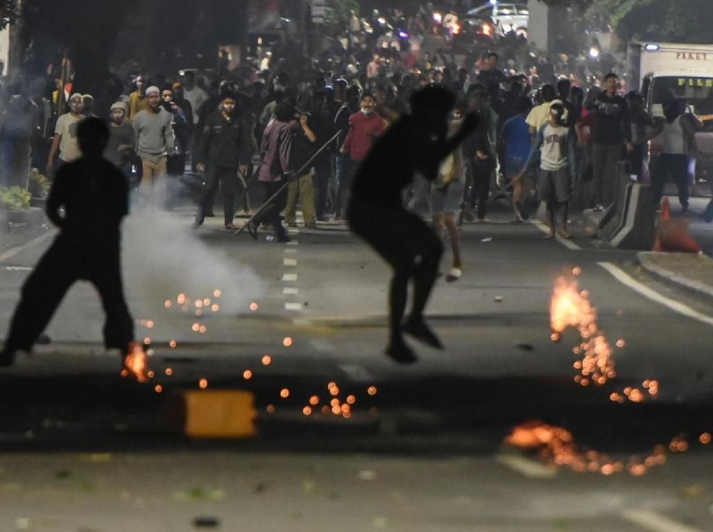 Polri Buru Penyebar 3 Hoax Pengamanan Bentrok Demo di Bawaslu Polri Buru Penyebar 3 Hoax Pengamanan Bentrok Demo di Bawaslu