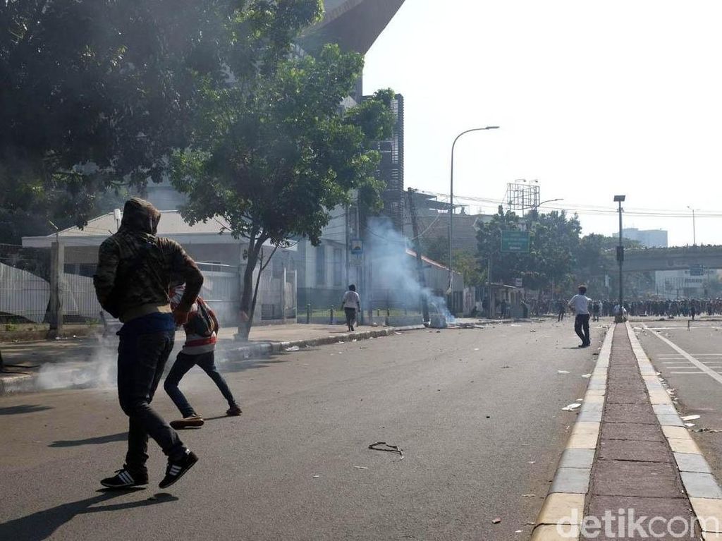 Saran Dokter Jika Terkena Paparan Gas Air Mata Saran Dokter Jika Terkena Paparan Gas Air Mata