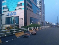 Momen Polisi Buka Puasa dan Salat di Sela Amankan Rusuh di Flyover Slipi