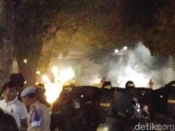 Tanah Abang Masih Mencekam, Massa Terus Lakukan Perlawanan ke Polisi