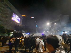 Polisi Pukul Mundur Massa di Jalan Wahid Hasyim, 5 Orang Diamankan Polisi Pukul Mundur Massa di Jalan Wahid Hasyim, 5 Orang Diamankan