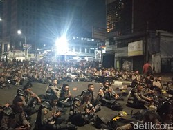 Polisi Selawatan di Flyover Slipi, Massa Tak Lagi Lempar Petasan