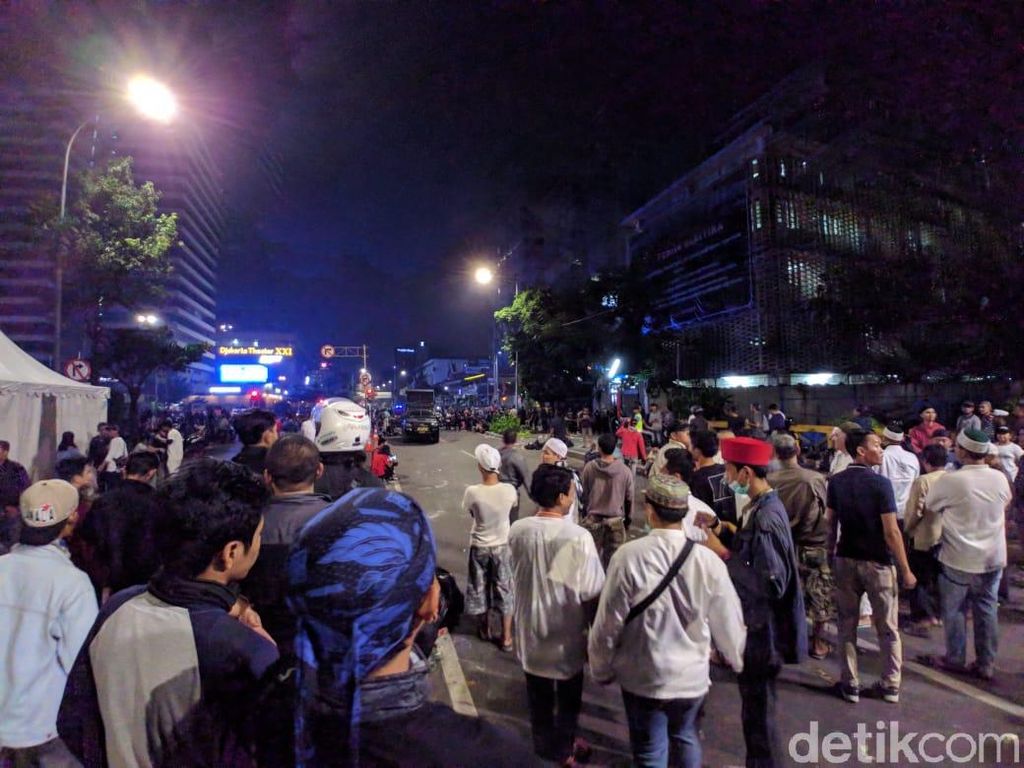 Diminta Polisi Bubar dari Bawaslu, Massa Bergeser ke Jl Wahid Hasyim Diminta Polisi Bubar dari Bawaslu, Massa Bergeser ke Jl Wahid Hasyim