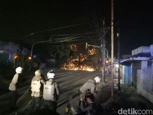 Polisi di Asrama Brimob Petamburan Dikepung Massa dari 2 Arah Polisi di Asrama Brimob Petamburan Dikepung Massa dari 2 Arah