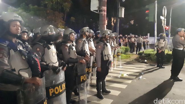 Berita Polisi Membuat Barikade di Sekitar Gedung KPU Kamis 18 April 2024