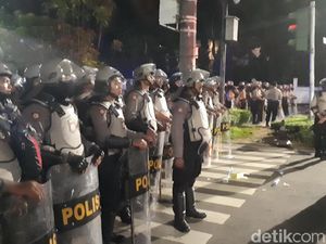 Polisi Membuat Barikade di Sekitar Gedung KPU Polisi Membuat Barikade di Sekitar Gedung KPU