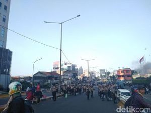 3 Orang Dibawa Polisi dari Lokasi Bus Brimob Dibakar 3 Orang Dibawa Polisi dari Lokasi Bus Brimob Dibakar