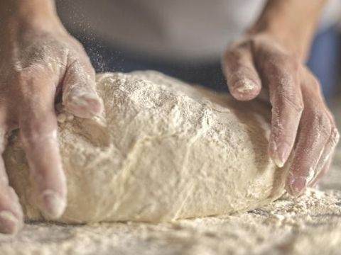 Tepung terigu dan butter untuk membuat kue kering