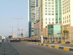Rusuh di Flyover Slipi, Massa Lempar Batu ke Arah Polisi