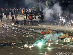 Mobil Damkar di Slipi Dibajak Massa, Dipakai untuk Semprot Polisi