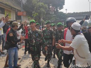 TNI Merapat ke Jl Jatibaru Tanah Abang, Massa Berhenti Rusuh TNI Merapat ke Jl Jatibaru Tanah Abang, Massa Berhenti Rusuh