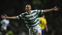 Henrik Larsson mendapat Sepatu Emas Eropa pada 2000/2001 bersama Celtic. Larsson pada saat itu melesakkan 35 gol. (Foto: Marcelo del Pozo / Reuters)
