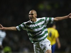Henrik Larsson mendapat Sepatu Emas Eropa pada 2000/2001 bersama Celtic. Larsson pada saat itu melesakkan 35 gol. (Foto: Marcelo del Pozo / Reuters)
