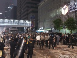 Kondisi Bawaslu MH Thamrin Dini Hari: Polisi Amankan Perusuh