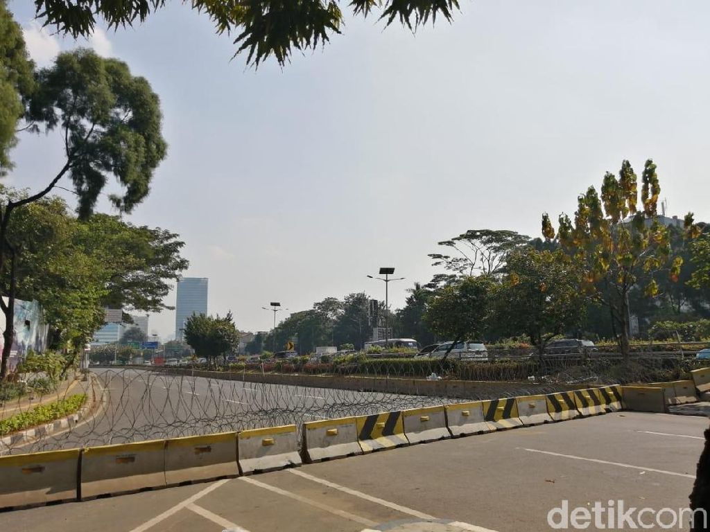 Dipasang Kawat Berduri, Lalin Gatot Subroto Arah DPR Masih Ditutup Dipasang Kawat Berduri, Lalin Gatot Subroto Arah DPR Masih Ditutup