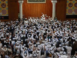 Momen Saat Ustaz Arifin Ilham Disalatkan