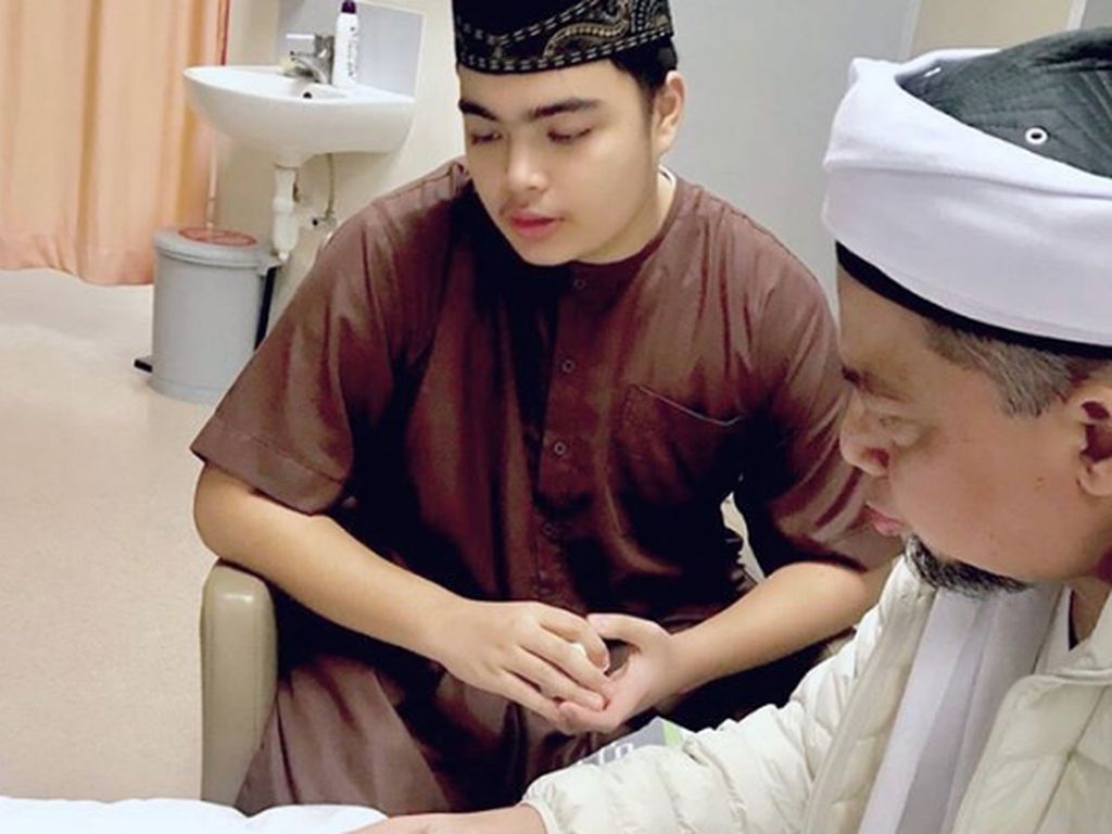 Momen Haru Anak Lihat Wajah Ustaz Arifin Ilham Lewat Video Call Sebelum Wafat Momen Haru Anak Lihat Wajah Ustaz Arifin Ilham Lewat Video Call Sebelum Wafat