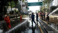 Petugas PPSU dan Damkar Bersih-bersih Jalan Wahid Hasyim