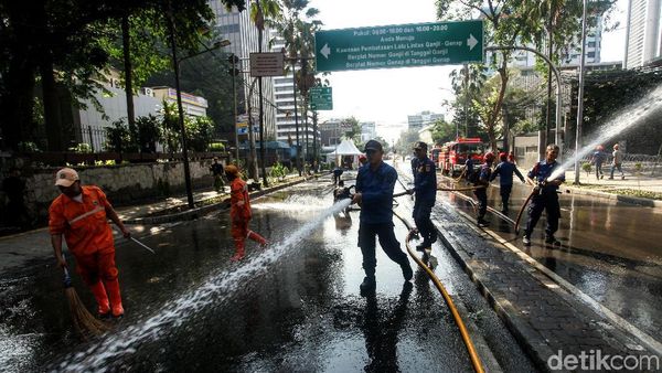 Petugas PPSU dan Damkar Bersih-bersih Jalan Wahid Hasyim