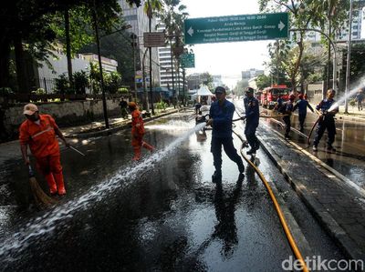 Petugas PPSU dan Damkar Bersih-bersih Jalan Wahid Hasyim