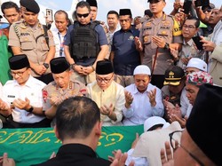 Usai Disalatkan, Ustaz Arifin Ilham Dilepas dengan Takbir