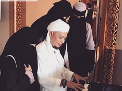 Istri-istri dan Ibu Ustaz Arifin Ilham Masuk Organisasi Az Zikra yang Baru