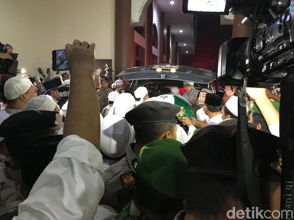 Lantunan Zikir Sambut Jenazah Ustaz Arifin Ilham di Pesantren Az-Zikra Lantunan Zikir Sambut Jenazah Ustaz Arifin Ilham di Pesantren Az-Zikra