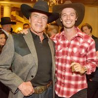 Arnold Schwarzenegger dan putranya/