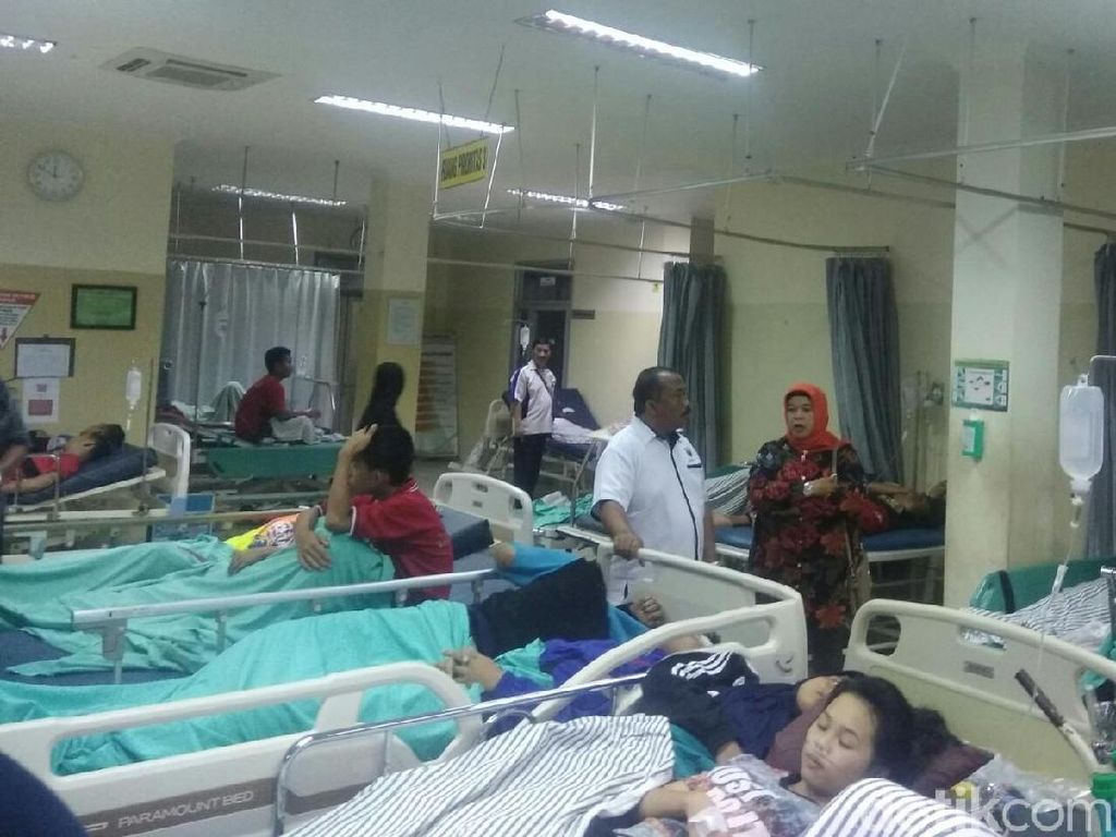 Diduga Keracunan, Puluhan Siswa di Palembang Dilarikan ke Rumah Sakit Diduga Keracunan, Puluhan Siswa di Palembang Dilarikan ke Rumah Sakit