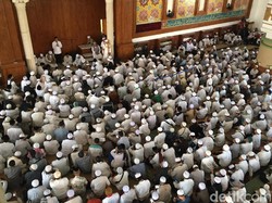 Sambut Jenazah Ustaz Arifin Ilham, Ribuan Jamaah di Az Zikra Sentul Berzikir