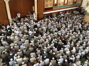 Sambut Jenazah Ustaz Arifin Ilham, Ribuan Jamaah di Az Zikra Sentul Berzikir Sambut Jenazah Ustaz Arifin Ilham, Ribuan Jamaah di Az Zikra Sentul Berzikir