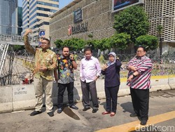 Cek Sisa Rusuh di Depan Bawaslu, Komisioner Pakai Odol di Wajah