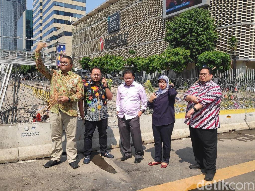 Cek Sisa Rusuh di Depan Bawaslu, Komisioner Pakai Odol di Wajah Cek Sisa Rusuh di Depan Bawaslu, Komisioner Pakai Odol di Wajah
