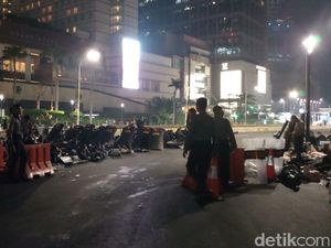 Polisi Sterilisasi Jalan MH Thamrin Usai Ricuh di Depan Bawaslu Polisi Sterilisasi Jalan MH Thamrin Usai Ricuh di Depan Bawaslu