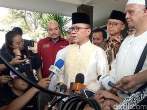 Ketua MPR dan Anak-anak Jemput Jenazah Ustaz Arifin Ilham di Bandara Halim Ketua MPR dan Anak-anak Jemput Jenazah Ustaz Arifin Ilham di Bandara Halim