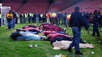 Pada tanggal 11 April 2001 bencana terjadi di Stadion Ellis Park yang berada di kota Johannesburg. Di hari itu dilangsungkan laga derby Soweto yang juga derby terbesar di Afrika Selatan yaitu, Kaizer Chiefs menjamu Orlando Pirates, yang menelan sebanyak 43 orang meninggal dunia, 158 orang luka-luka. (Foto: ALEXANDER JOE/AFP)