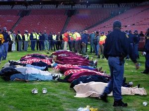 Tragedi di Lapangan Hijau yang Merenggut Puluhan Nyawa Tragedi di Lapangan Hijau yang Merenggut Puluhan Nyawa