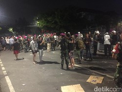 Momen Akrab Polisi-TNI Bersama Massa di Slipi
