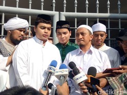 Putra Arifin Ilham Cium Tangan Abdul Somad Lalu Dapat Bonus